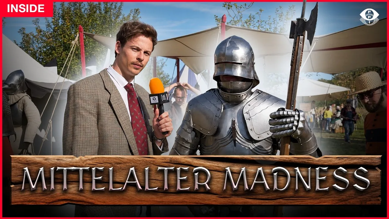 Reporter mit Mikrofon neben einem Ritter in voller Rüstung mit Hellebarde, Titel: Inside: Mittelalter Madness